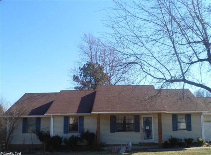 Open Living Area,Covered (back) porch and patio,2 car Attached Garage.REO PROPERTY-BANK OWNED. PROPERTY SOLD AS IS. The Listing Broker & Seller assume no responsibility & make no guarantees, warranties or representations as to accuracy of the property information or photographs. Buyer to turn on Utilities for INSPECTIONS.