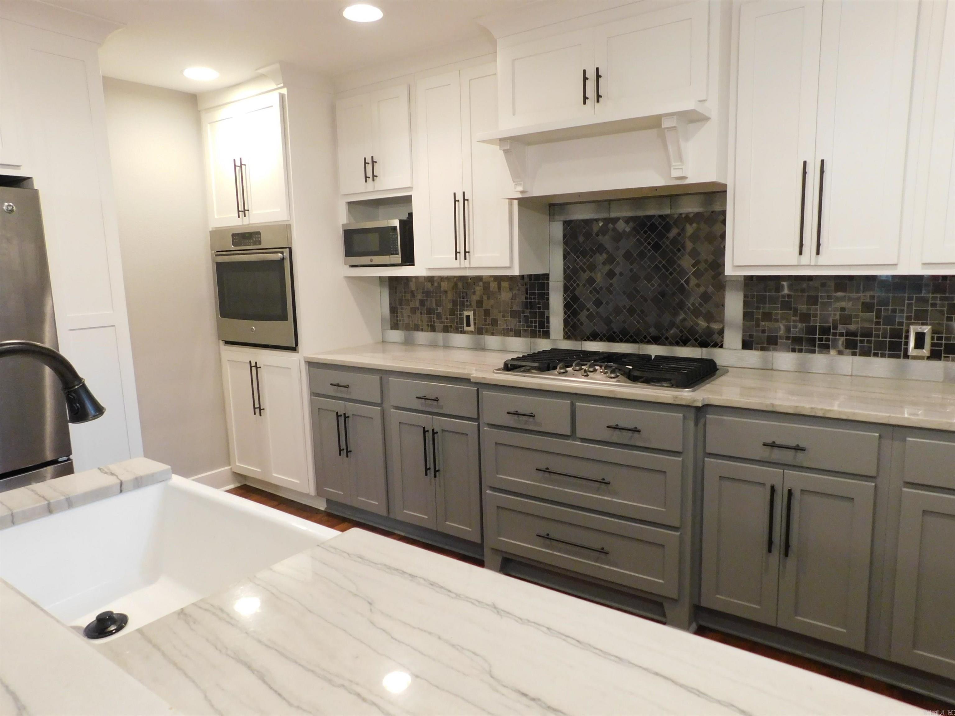 Immaculate 1 BR, 1 BA apartment half a block from the Governor's Mansion with off street parking, upscale appliance, beautiful hardwood floors, granite counter tops and a fireplace. One of the nicest apartments around. A must see.