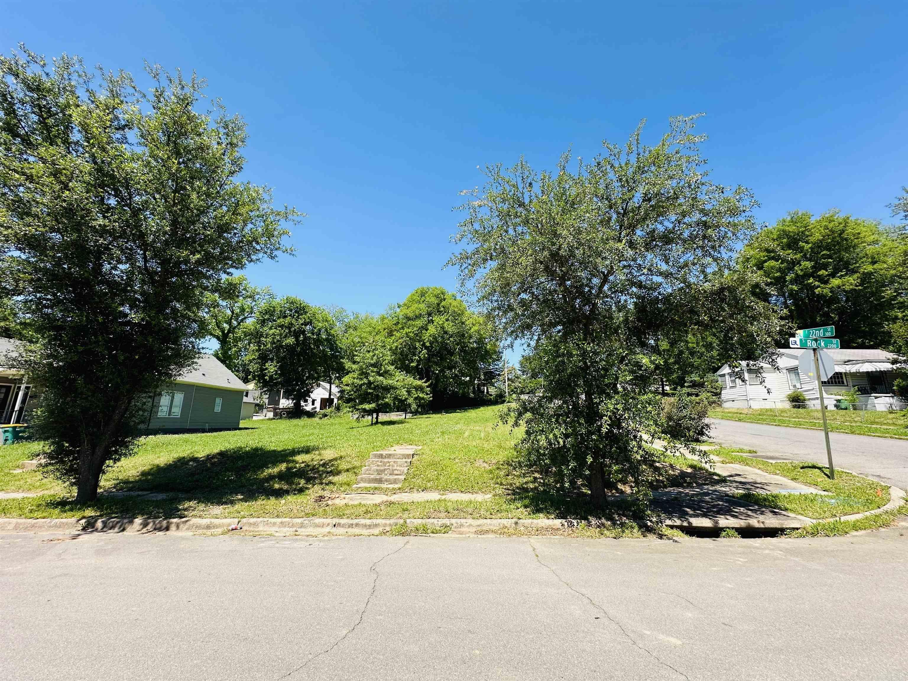 One of the remaining vacant lots in desirable Pettaway. Zoned R4, and ready to build on! Make your dream home, or fantastic investment opportunity in this area of extensive growth and development. Fantastic location conveniently located on a corner lot with alley access, and close proximity to both Pettaway Square, Pettaway Park, and SoMa restaurants, shops, and nightlife.