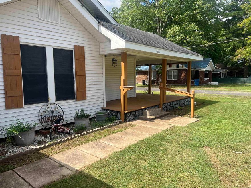 Sitting on a large corner block, you can enjoy the wrap-around front porch while being a few blocks from all the amenities of town and a couple of blocks from Malvern High School. This 2 bd 2 bath house is ready for you to paint and decorate for your family.  It hosts a cedar closet, walk in shower, large jet tub plus a full dining room and breakfast nook, a 22X20 carport that will cover 4 vehicles or a large RV.  A storage building/workshop outside and the yard is partially fenced. Schedule a showing today!