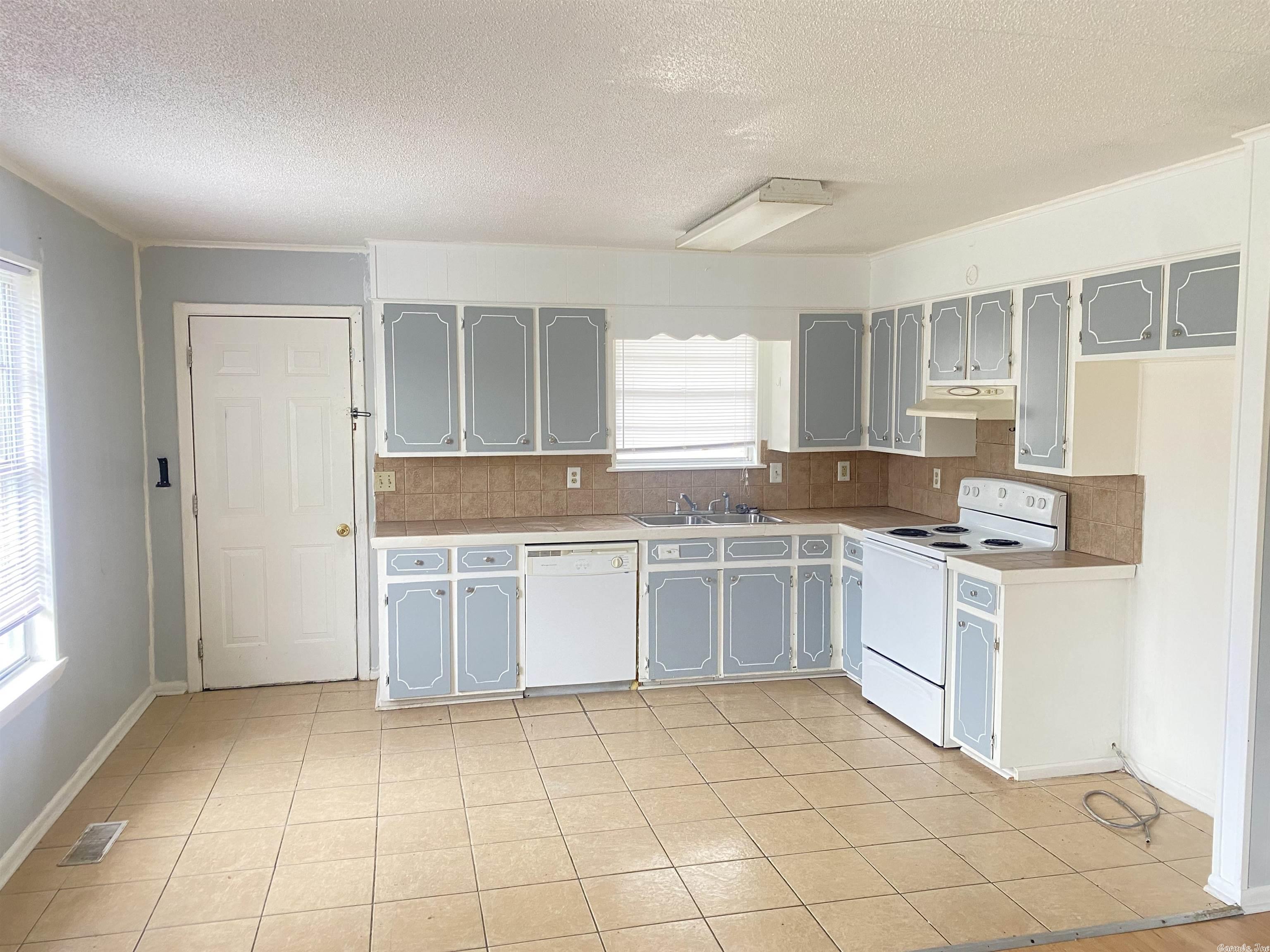 Royal Manor - Residential Lease