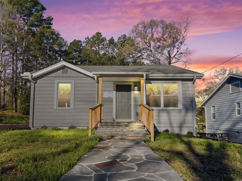 Photo of 1108 3rd Street St, Hot Springs, AR 71913 (MLS # 26009819)