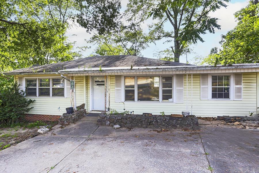 Fabulous opportunity for investor or first time buyer! Terrific layout with fantastic potential. Excellent mid-town location easy walking distance to shopping and dining.