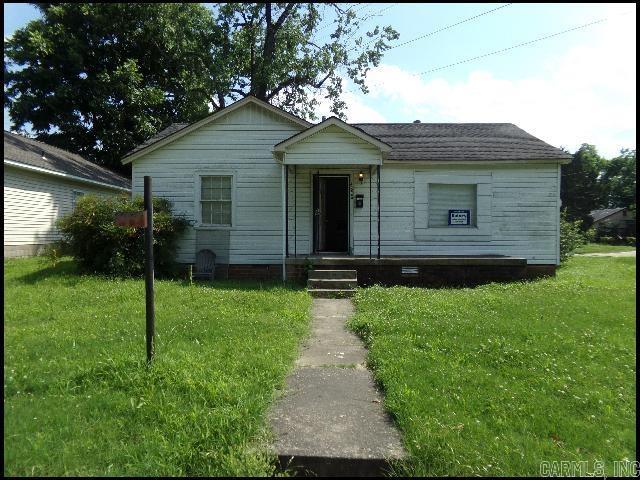*NORTH LITTLE ROCK* RENT PRICE REDUCTION!! CUTE HOME IN RICH ACRES SUBDIVISION!! This Cozy 3 Bedroom And 1 Bath Home In The Heart of North Little Rock Includes Gas Range In Kitchen And Washer And Dryer Hookups! Vinyl And Hardwood Flooring Throughout!! Pad For Parking! AVAILABLE NOW!!! <a href='https://raineyrealty.com/virtualtour.php?r=pxBkwm'> Click here for a 360° Virtual Tour</a>