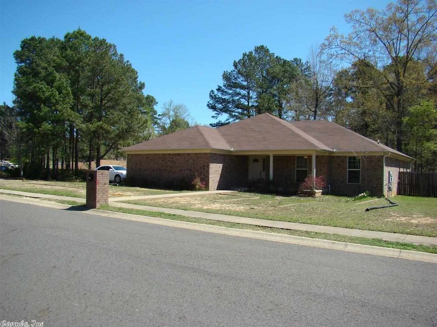 Searching for a quality home in a nice neighborhood and close to the medical facilities in Arkadelphia?  Featuring 4 bedrooms, 3 baths, custom oak cabinets, open floor plan, and all on a corner lot.  Nearby Henderson State University, Ouachita Baptist University, Downtown, Local shopping, and DeGray Lake!