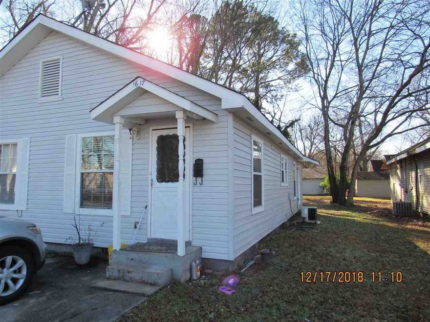 Updated 1 bedroom 1 bath duplex close to downtown Conway, UCA & CBC, large family room, tile floors in the wet areas, range/oven & refrigerator provided, washer & dryer hook-ups, spacious bedroom. Sorry, no pets.