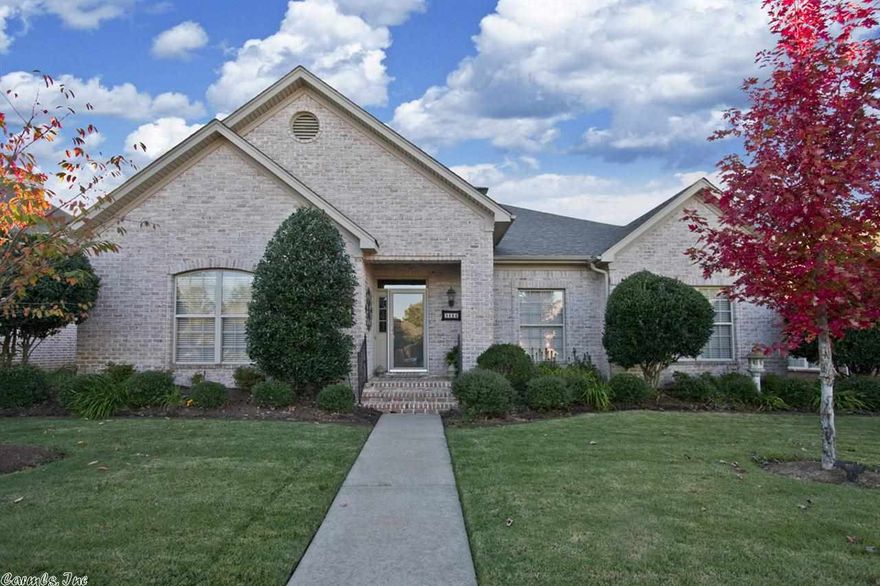 very clean and good as new, 3 br/2/1/2 baths, very open floor plan with nice big sunroom overlooking landscape court yard.  Hardwood, carpet , fire place in great room, granite tiles in kitchen breakfast are in kitchen study