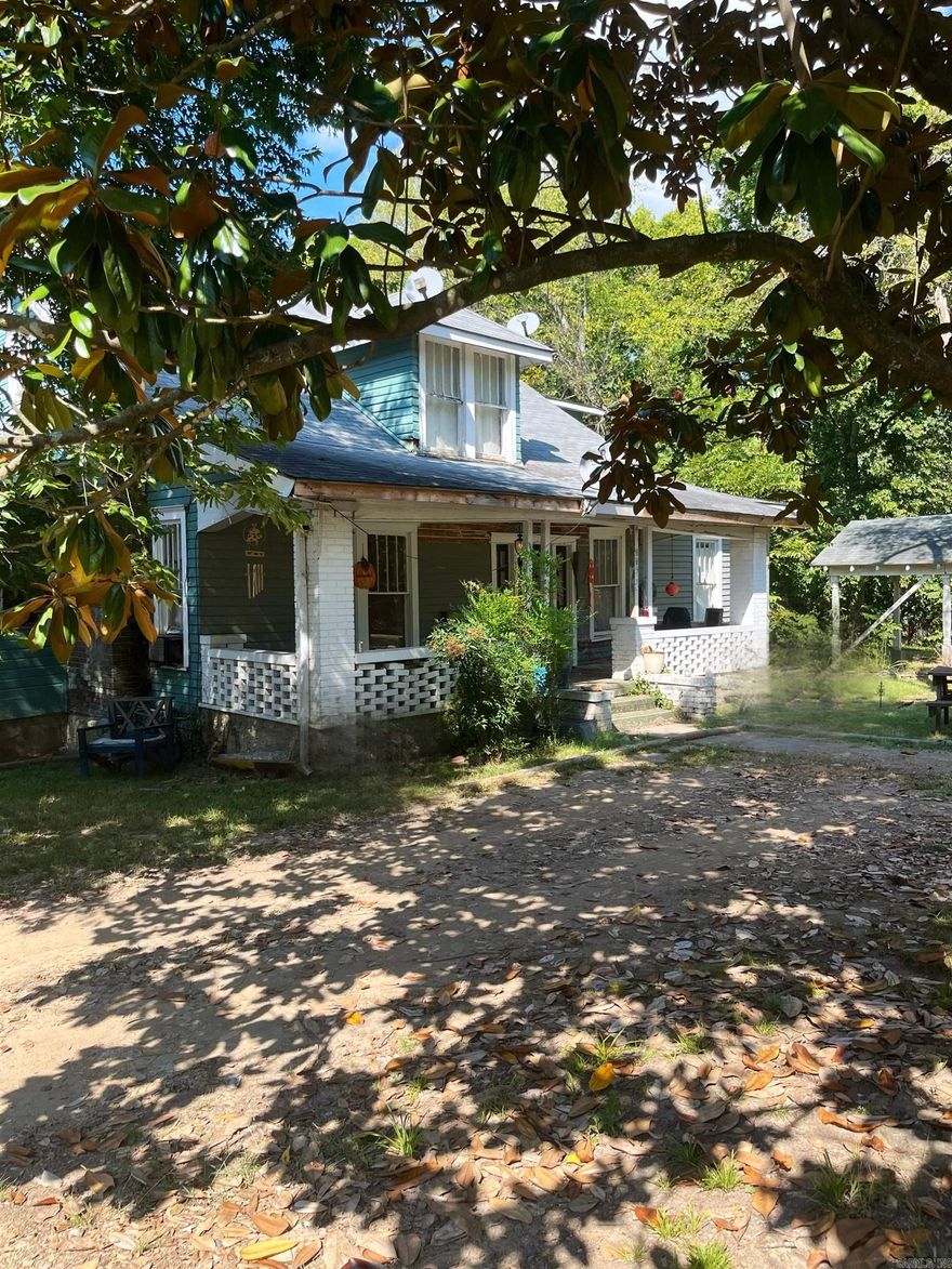 ??? Uncover a goldmine in Batesville, AR with this charming 5-unit MultiFamily Home! ?? Generating $2675/month, this property is a cash flow dream.?? Each unit boasts private entrances, with a mix of cozy 1-bedroom and spacious 2-3 bedroom apartments. ?? Potential for expansion exists in the ample side area, and the original carriage house offers covered parking. ?? All for just $199,900! Your investment future starts here. ??