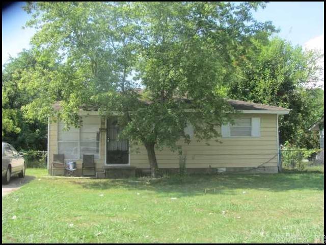 *NORTH LITTLE ROCK* NICE HOME IN MEADOW PARK SUBDIVISION!! This Cute Two Bedroom One Bath Home Features Almost 900 Sqft! Comes Equipped With Washer/Dryer Hookups! Refrigerator (As-Is) And Gas Range Included In Kitchen! Pad For Parking! Just Minutes Away From McCain Mall! PET FRIENDLY!! AVAILABLE MID TO LATE NOVEMBER 2025!!!