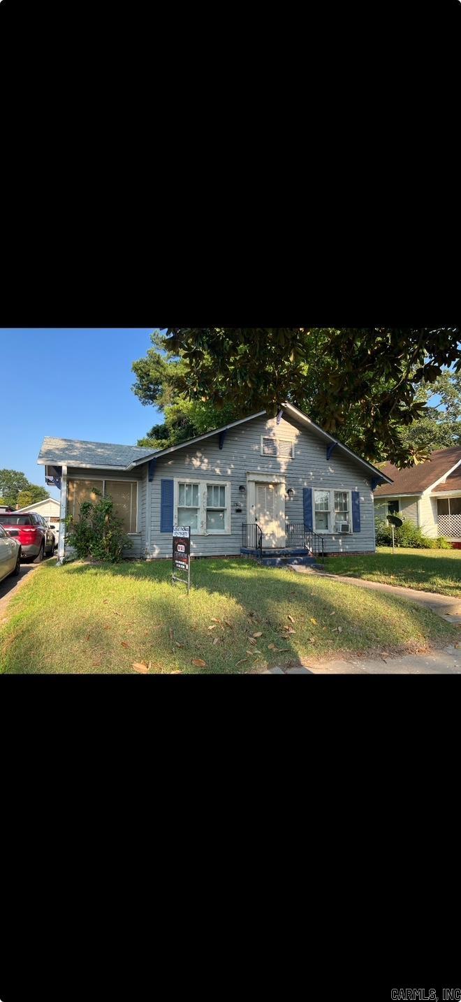 3 Bedroom, 1.5 bath home perfect for investors! Ideal opportunity for a rental property or flip. Great potential with solid structure and layout- ready for your updates and vision. Don't miss out on this investment property. Sellers requires 24- hour notice for all showings!