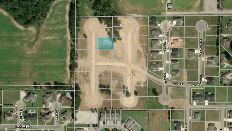 Level Lot in the desirable Silo Ridge Estates subdivision. This lot provides an excellent opportunity to build your dream home. conveniently located near the country club, shopping and dining. All city utilities available. *Agent-Owned*