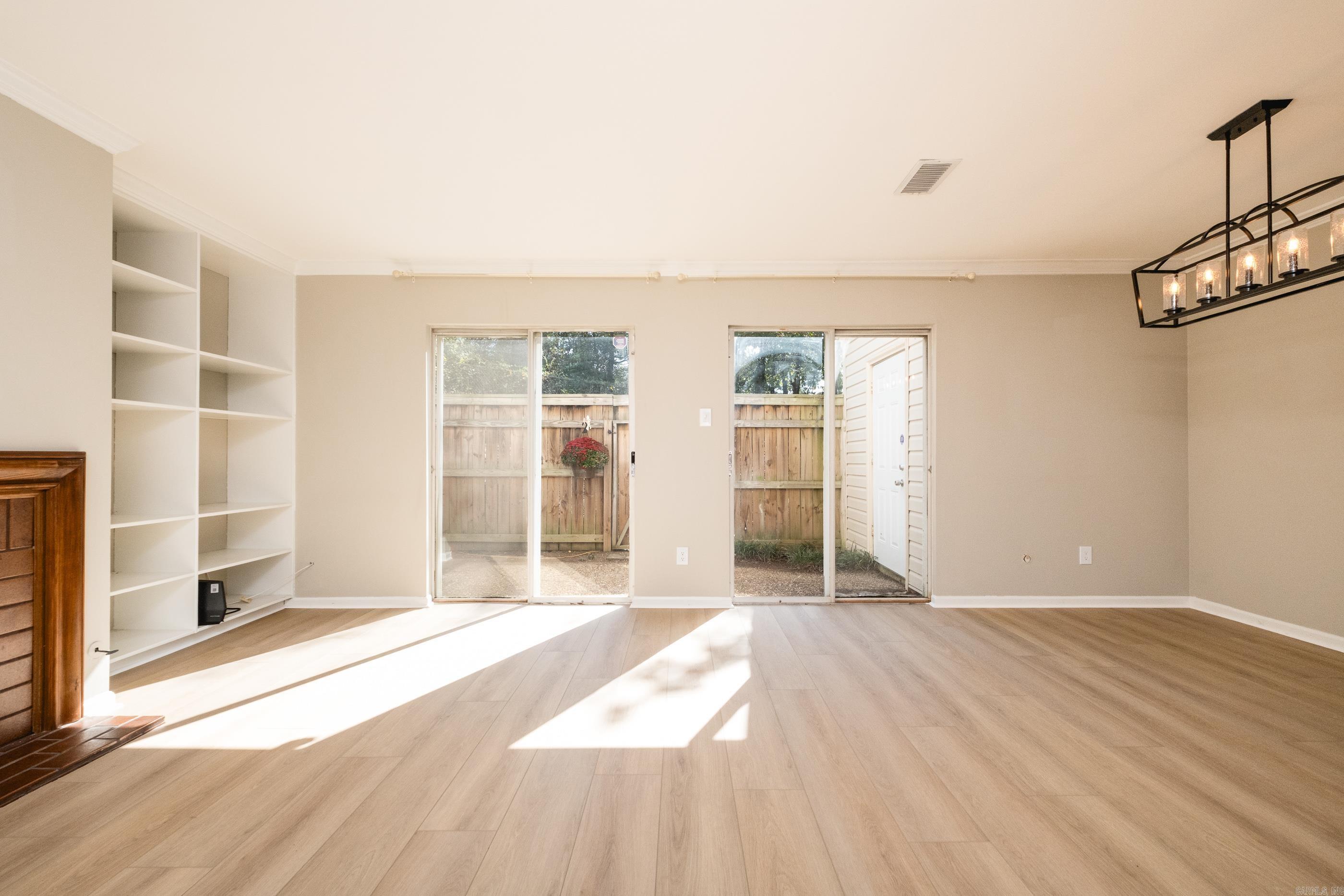 KINGSBRIDGE TWNHSE - Residential