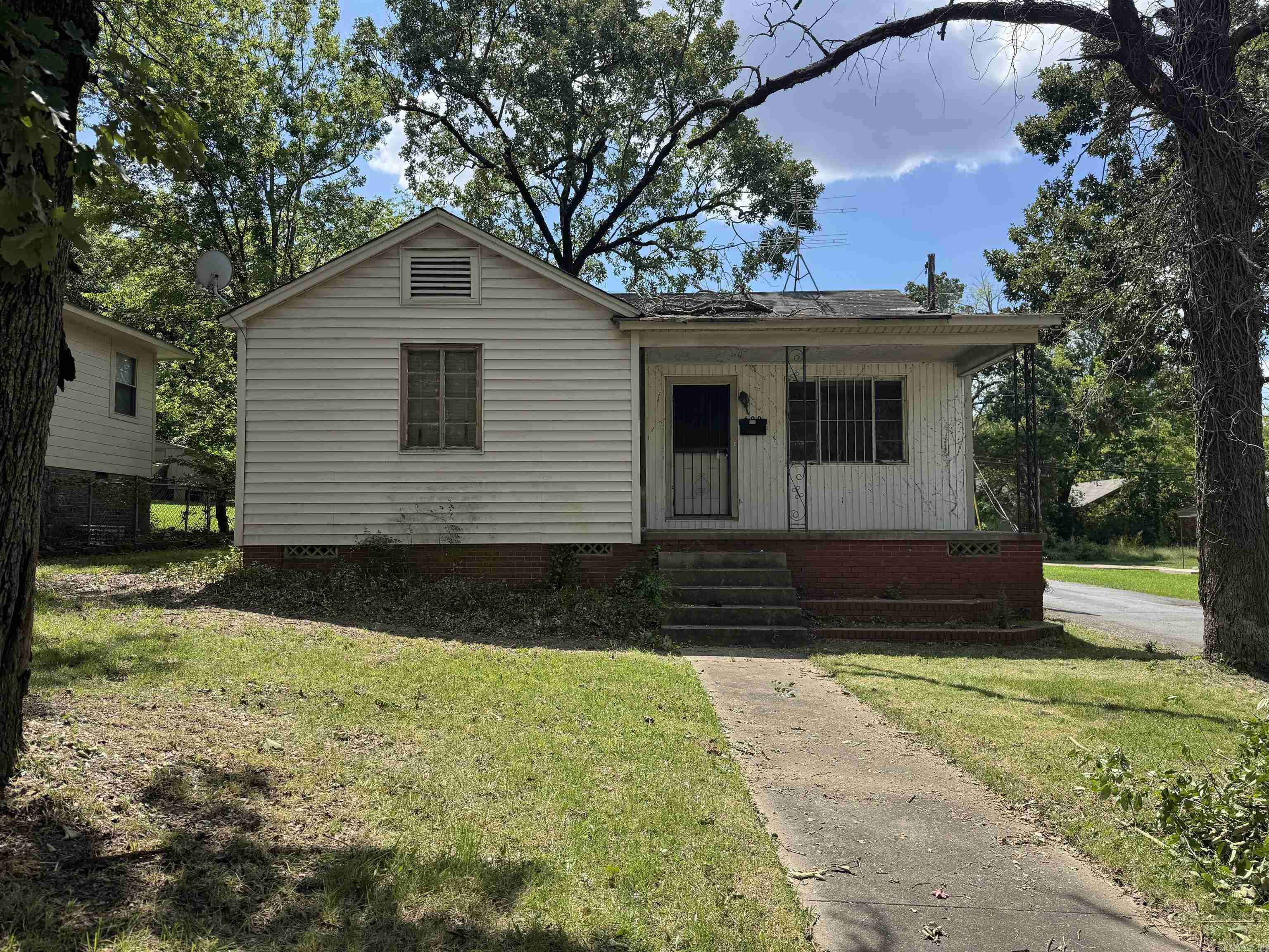 2 bed 1 bath, nice corner lot, walk to UAMS. Lots of options here. House can be remodeled, maybe added on, or torn down and have a nice lot to start over. Recent foreclosure, not REO or bank owned. Local corporate owner can close quickly. Sold as is, no disclosure. Feel free to look at whatever you want BEFORE submitting an offer, but Seller will not go under contract with an inspection contingency. SEE AGENT REMARKS for offer submission & other interesting info.