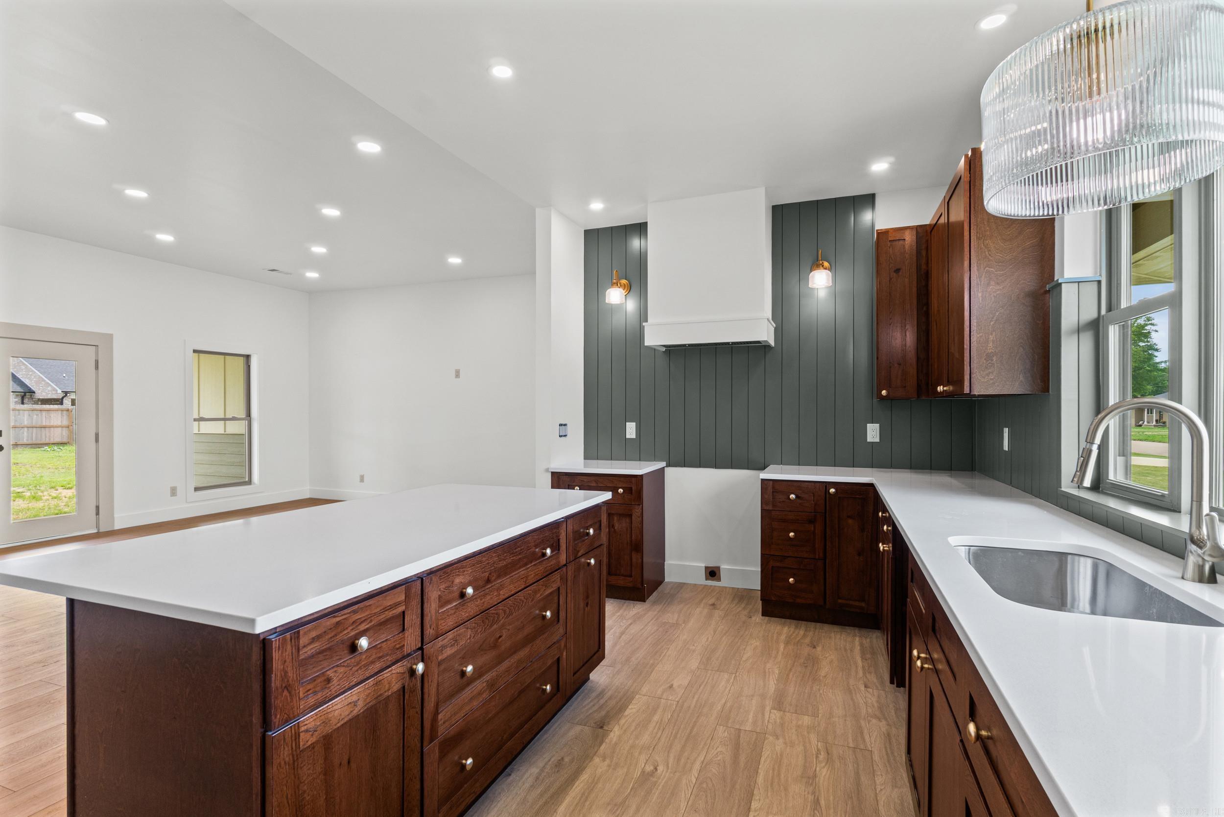 BRIDGES AND THOMPSON - Residential