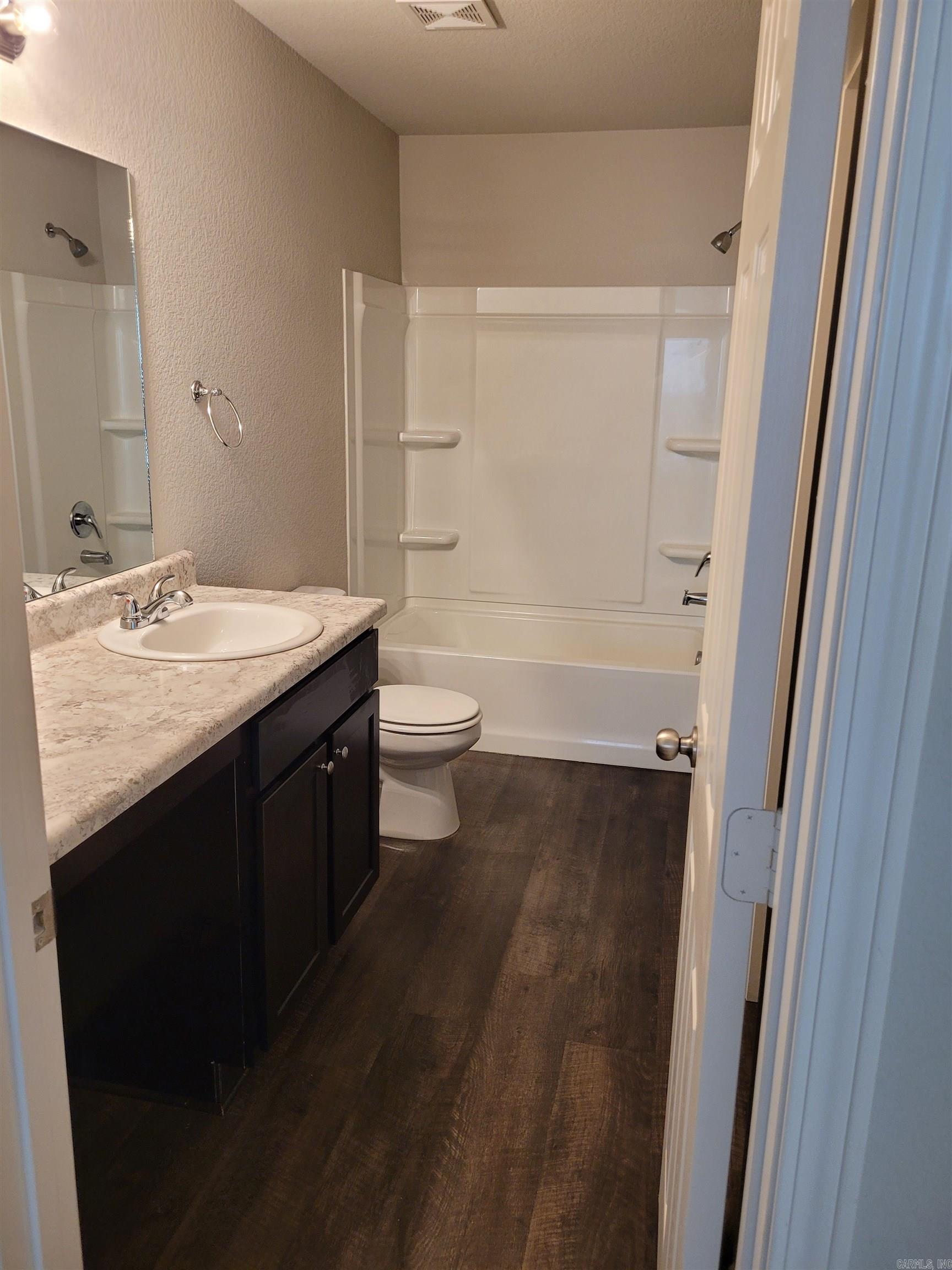 OAKLAND GROVE ESTATES - Residential Lease