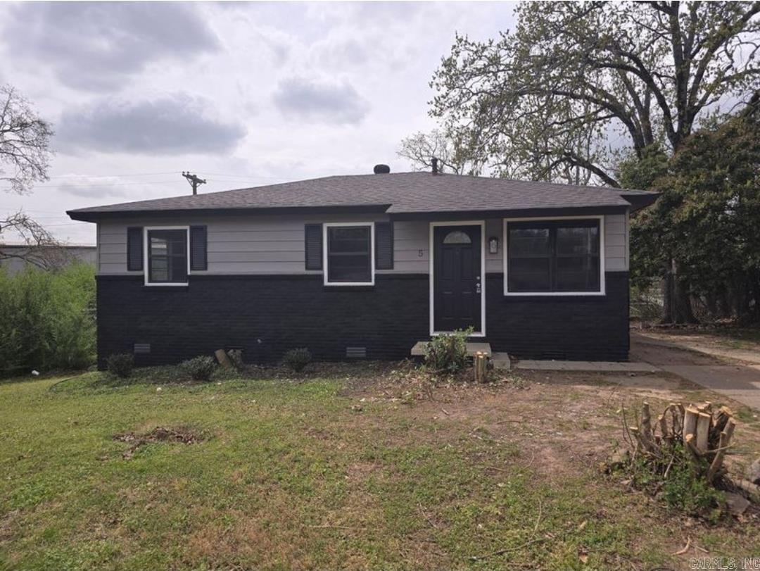 This quaint sized 3 bedroom/1 is perfect for a small family or Roommates