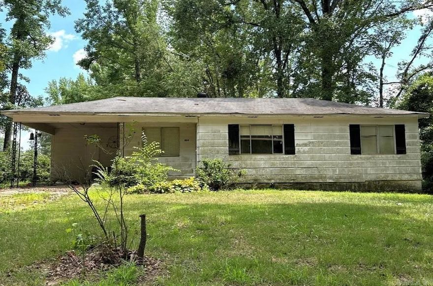 This property has been placed in an upcoming event. All bids should be submitted at Xome.com void where prohibited. Please submit any pre-auction offer received through the property details page on Xome.com. Any post-auction offers will need to be submitted directly to the listing agent. Response within 3 business days.   Please contact listing agent for details and commission paid on this property.