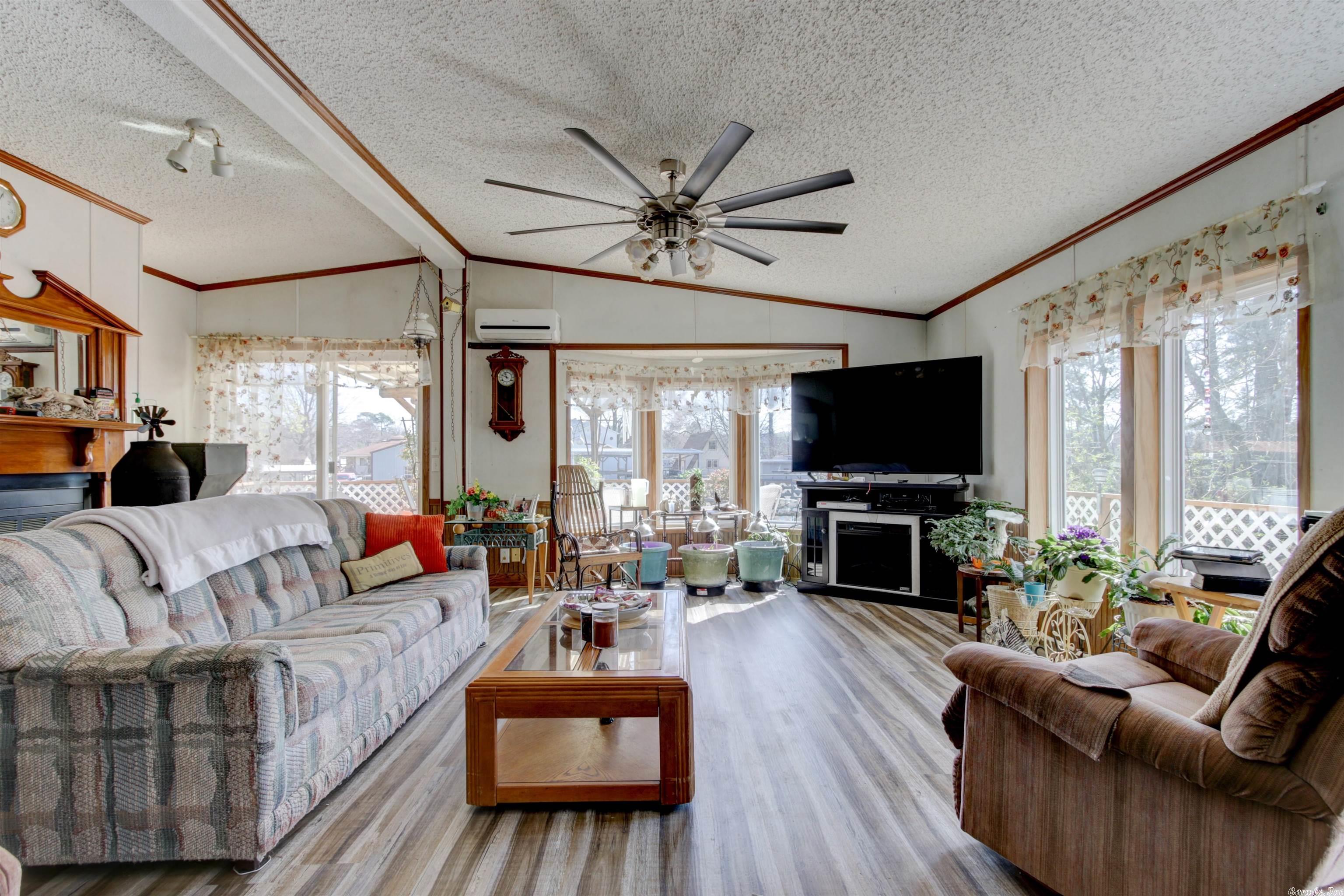 WOODLAND SHORES - Residential