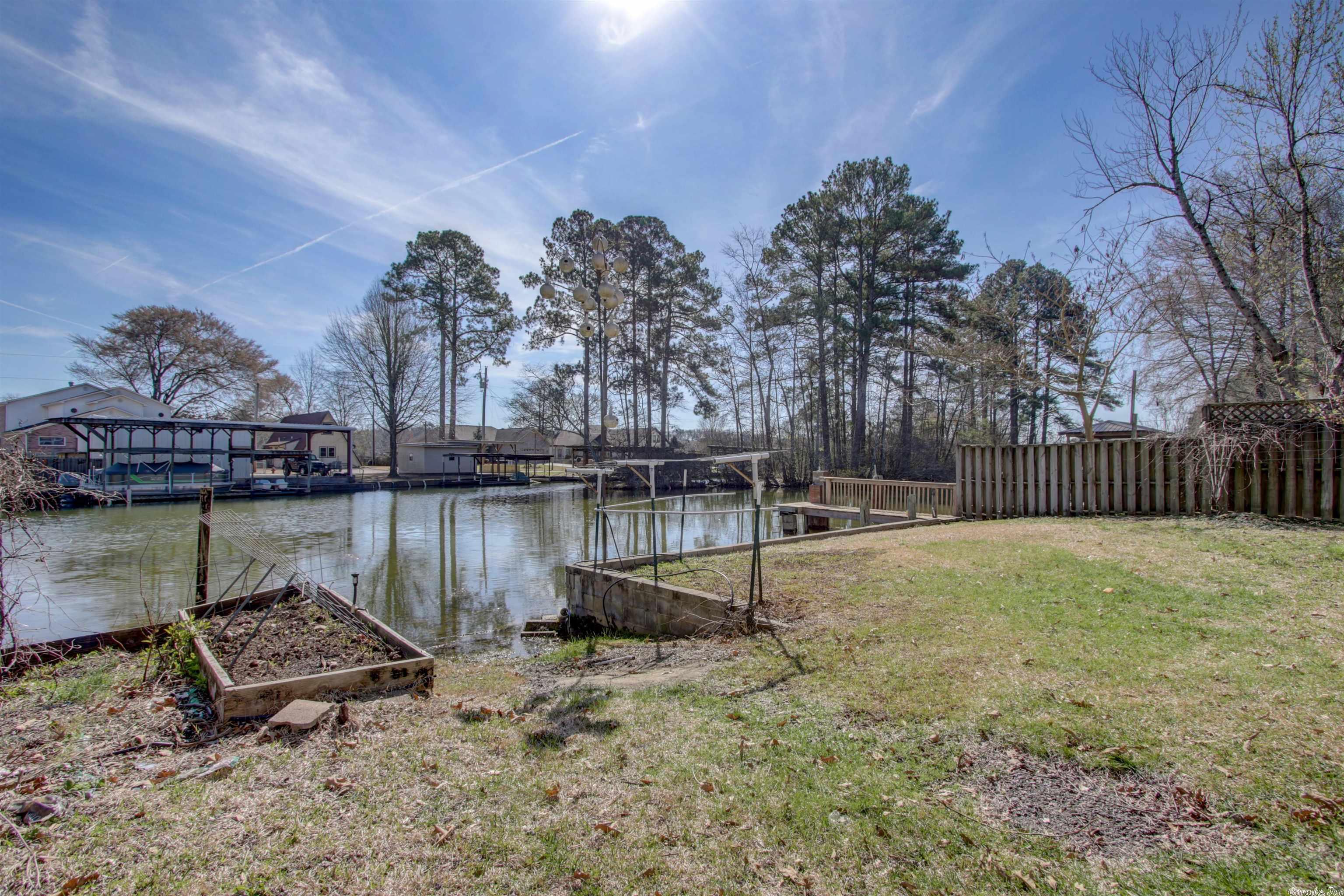 WOODLAND SHORES - Residential