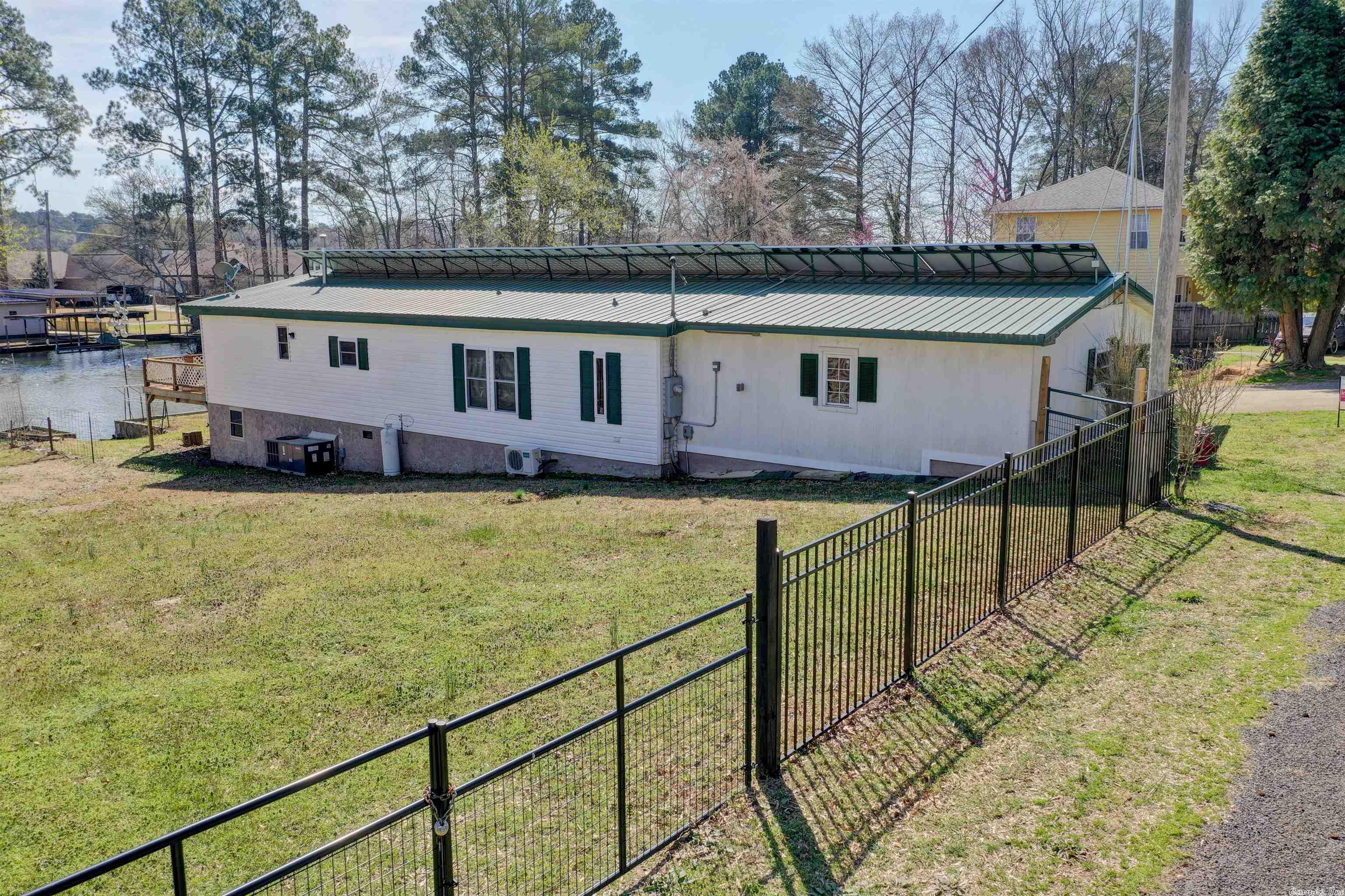 WOODLAND SHORES - Residential