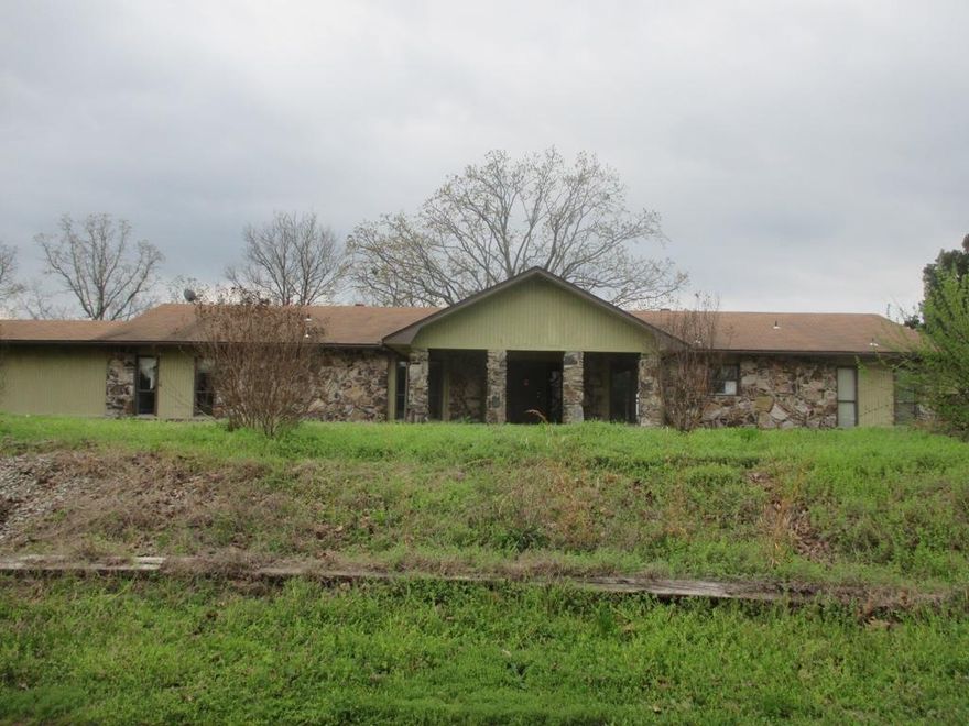 All offers must be entered as auction offers a www.genesisauctions.com. Buyer & buyer agent must register at www.genesisauctions.com. Contact listing agent for guide on registration, locating properties & offer entry. After auction concludes, it may take up to 7 calendar days for offer decision. Communication will be sent to bidders with results & next steps for the accepted offer. Property subject to $2,000 buyer premium paid at closing. Cash only. Title not clear - FCD not recorded. See agent remarks.