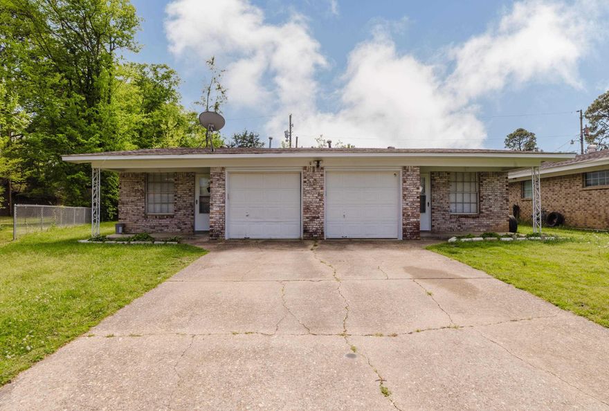 Great investment opportunity in West Little Rock! Two units - each 2 bedroom, 1 bathroom with tile floors located on a culdesac just off of I630! One side is currently tenant occupied and the other side is empty and available for viewing. Don't miss this great opportunity to start or expand your investment portfolio! Schedule your showing today - agents, see showing remarks.