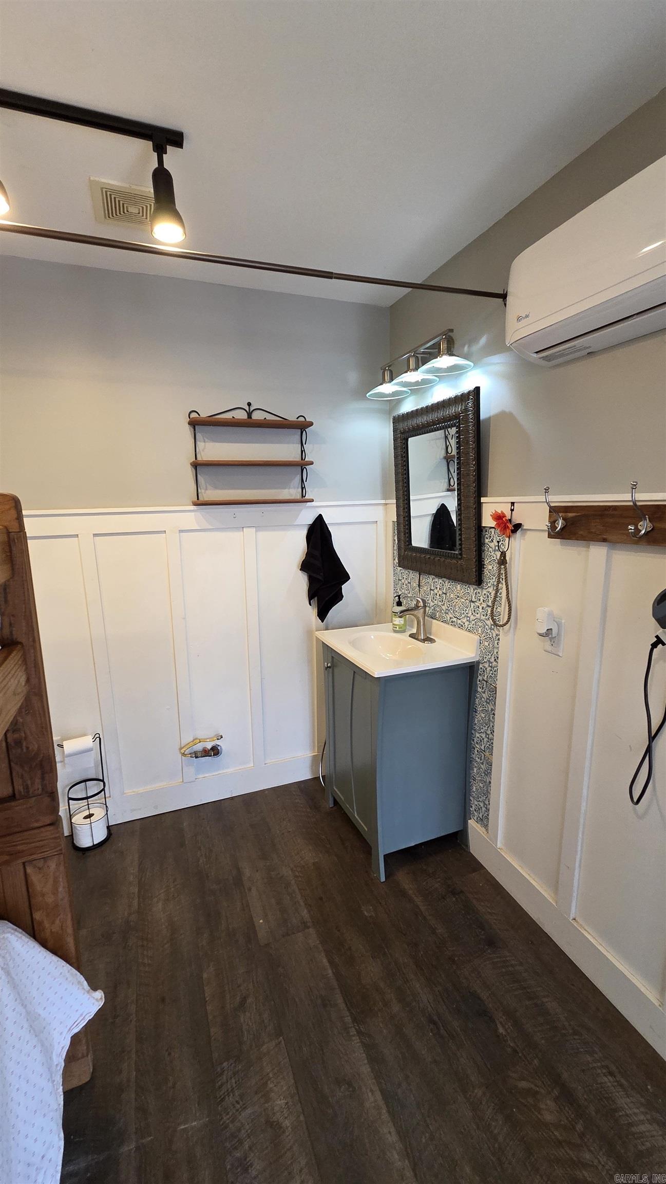 MOUNTAIN AIRE EAST LAKESIDE - Residential