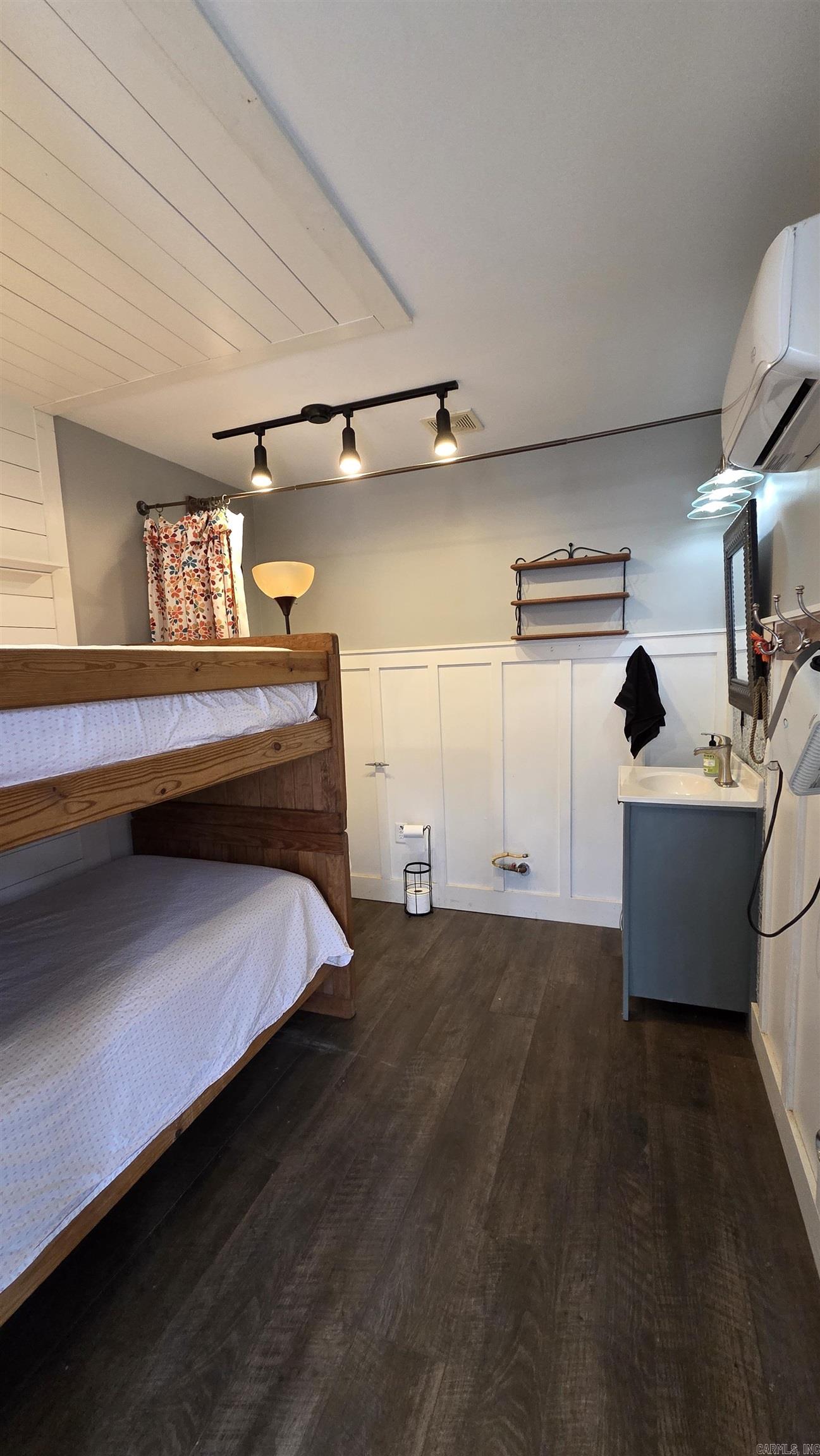 MOUNTAIN AIRE EAST LAKESIDE - Residential