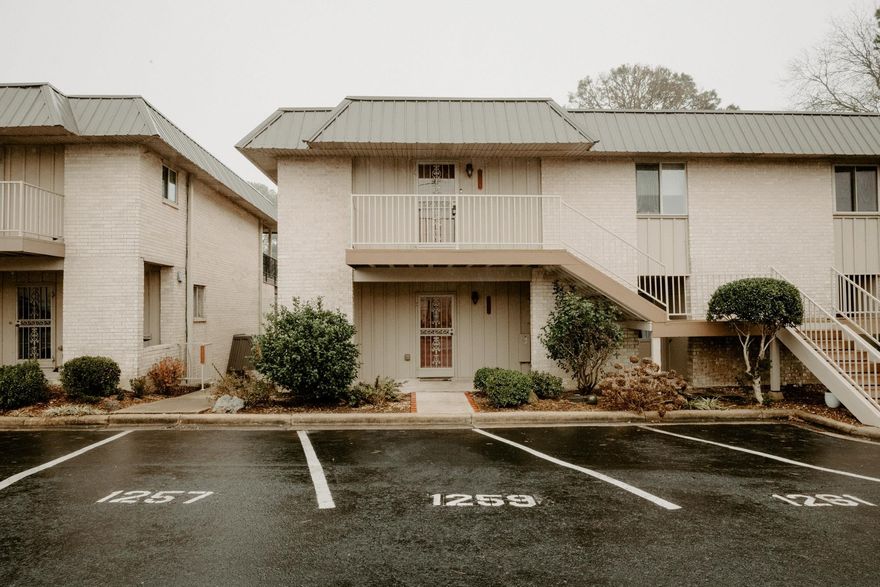 This 2-bedroom and 2-bath condo could be your next investment or your own getaway to Lake Hamilton just minutes away from Central Avenue. Located just off Higdon Ferry. Roof was just replaced in the Summer of 2023. Complex allows quarterly rentals in this private gated community. Home is coming to the next buyer fully furnished. Beds, refrigerator, decorations on the wall, living and dining rooms furniture and outdoor furniture that overlooks Lake Hamilton. You'll have a boat slip and complex has a community room and swimming pool at the point overlooking the lake. SEE AGENT REMARKS!