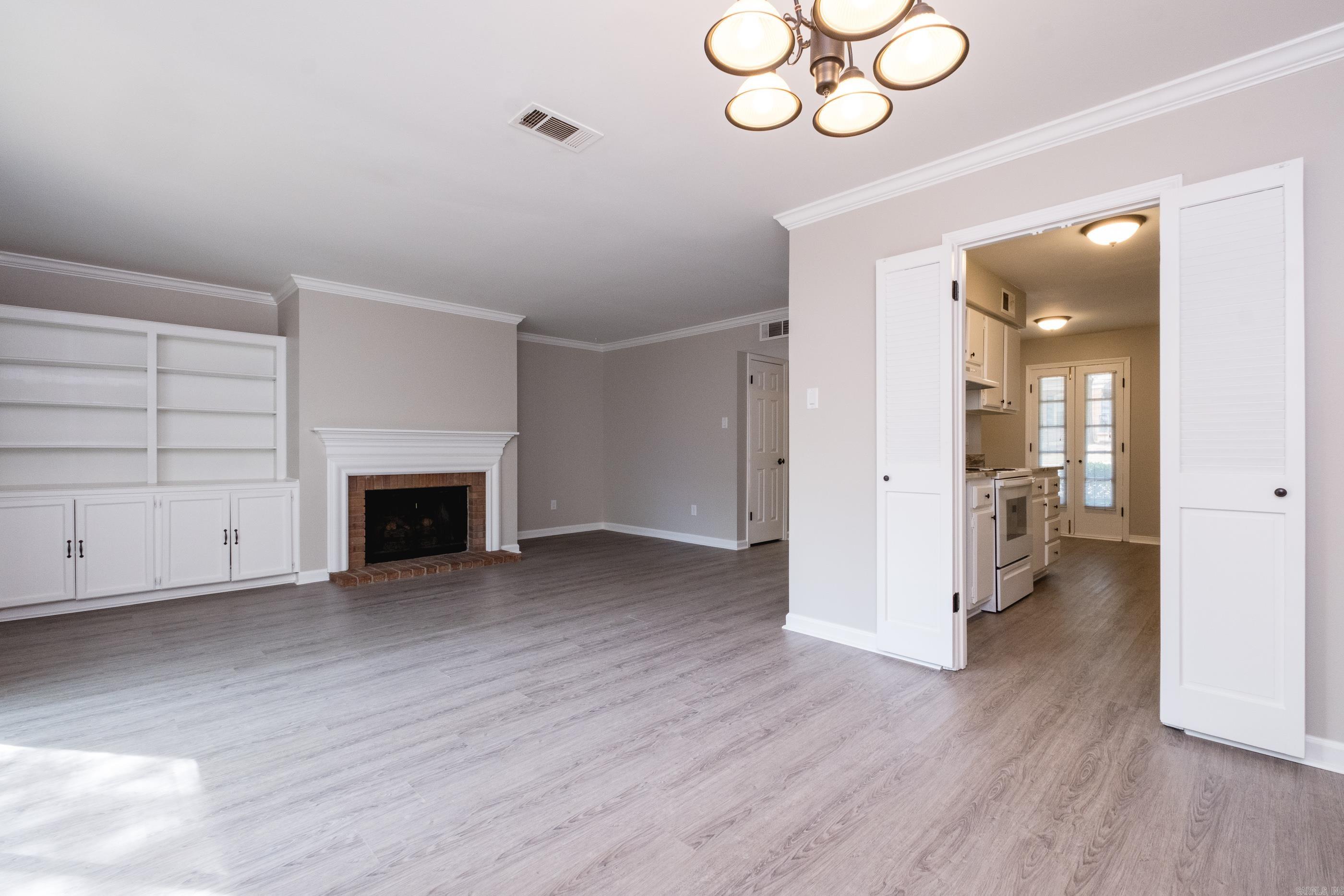 KINGSBRIDGE TWNHSE - Residential