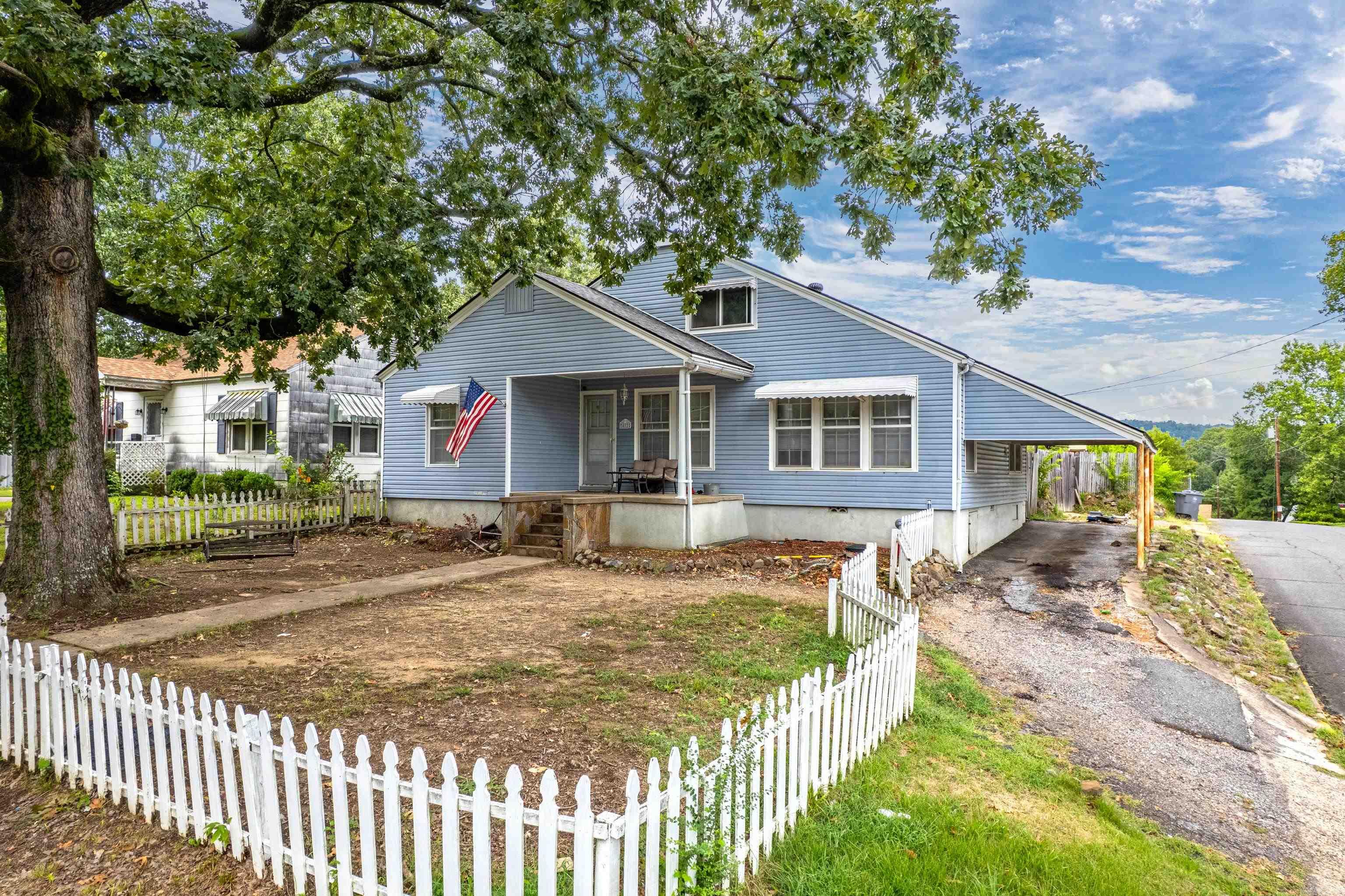 Discover the perfect blend of comfort and convenience with this charming city home, ideally located near Downtown Hot Springs and Oaklawn Racing and Gaming! Whether you're looking for a cozy family abode or a smart investment opportunity, this property offers endless potential. Don't miss out on making this versatile home your own! Contact us today for a viewing.