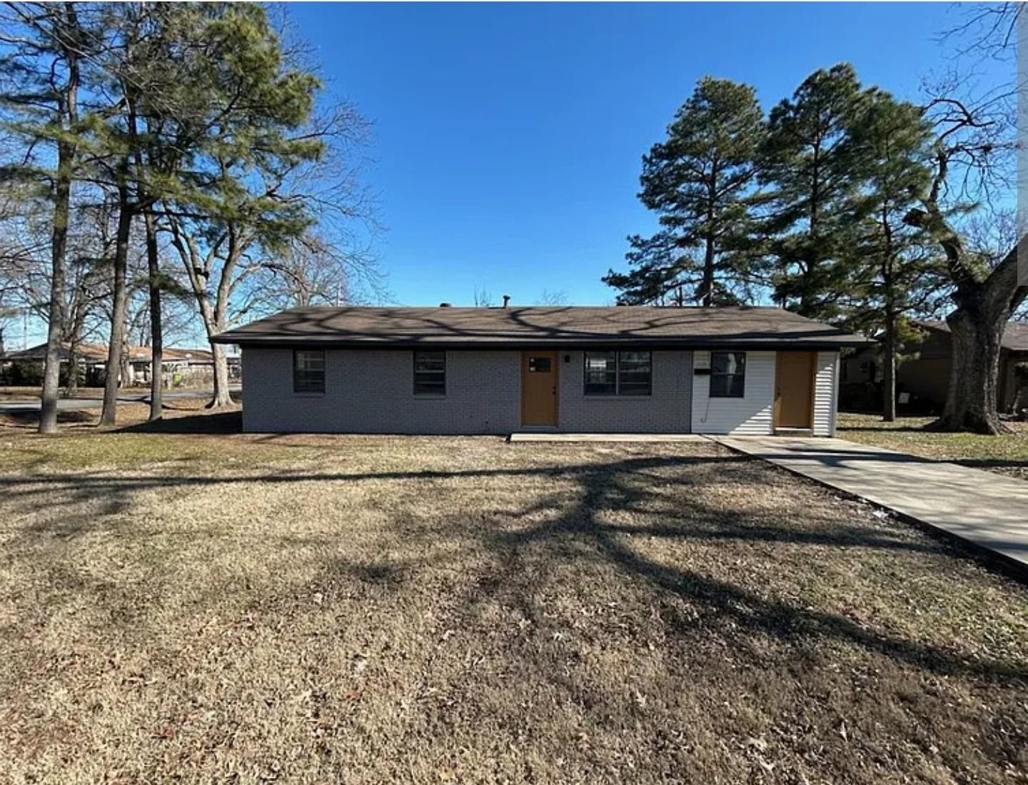 This Spacious Updated home is Perfect for a Family or Roommates. Features 4 bedroom/1 bathroom for $1395