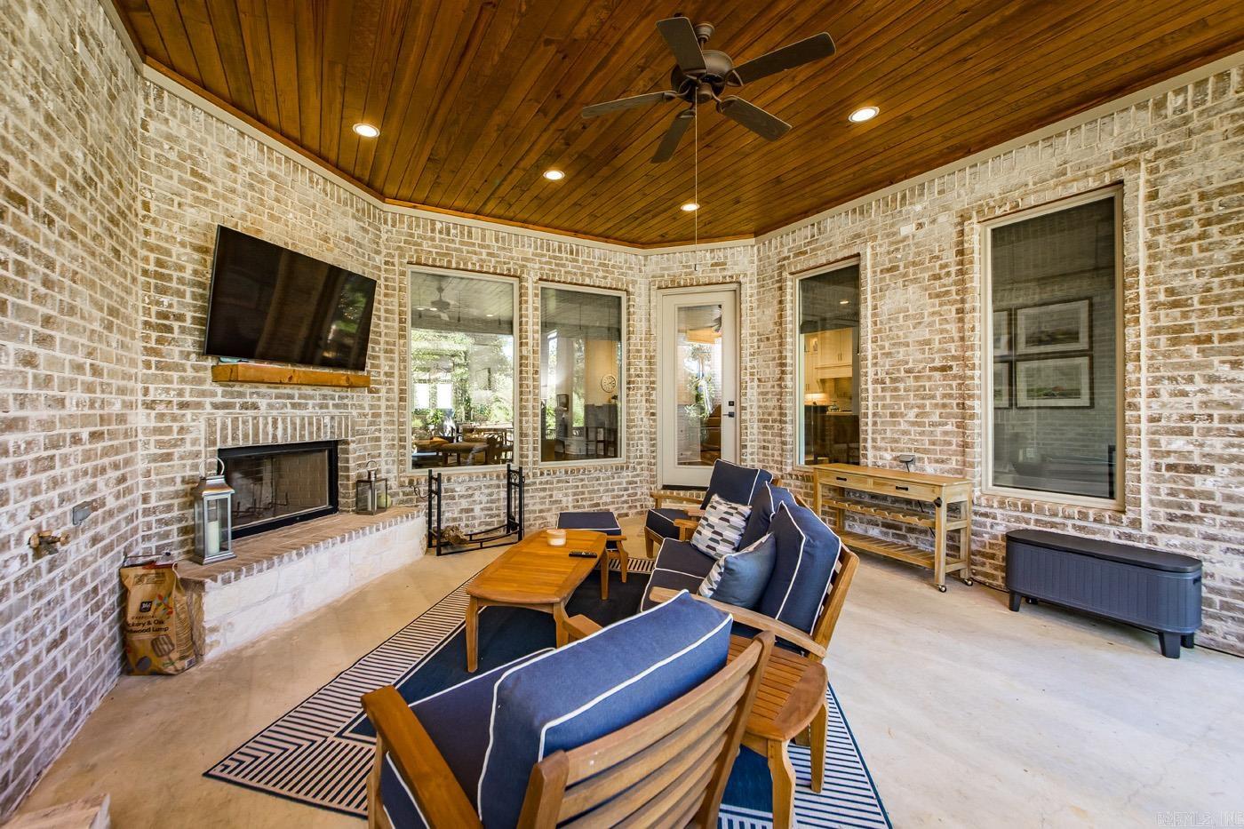 CHENAL VALLEY "ENSBURY PLACE" - Residential