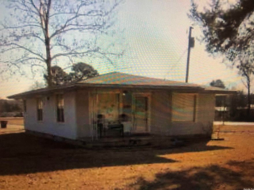 Investors take note, this is a great rental home with two vacant lots to build on! Great location, close to LRAFB, restaurants, freeway, and more!