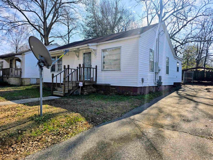 Craftman style home with backyard fenncing...just minutes from shopping and hospital