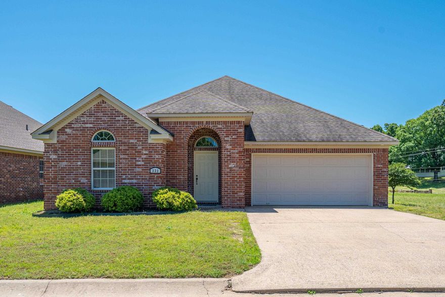 ONE LEVEL GARDEN STYLE HOME. OPEN FLOOR PLAN. COVERED BACK PORCH W/ PRIVACY FENCE. WALMART,BANKS AND MEDICAL NEARBY