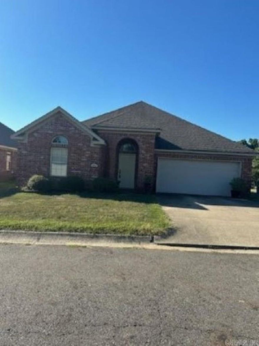 ONE LEVEL GARDEN STYLE HOME. OPEN FLOOR PLAN. COVERED BACK PORCH W/ PRIVACY FENCE. WALMART,BANKS AND MEDICAL NEARBY