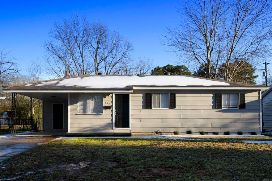 Charming 3BR/1BA home in North Little Rock. Large fenced in yard that is perfect for kids or dogs to burn off some energy. This property is managed by Hoffman Team so beware of scammers - we will never ask you to Cashapp us money. The lease for this property is for 18 months to 2 years with a 3% increase after the first year. Income must be 3x the amount of rent per month unless you have a housing voucher. Deposit, first month’s rent, and the $50 administration fee due before move in.