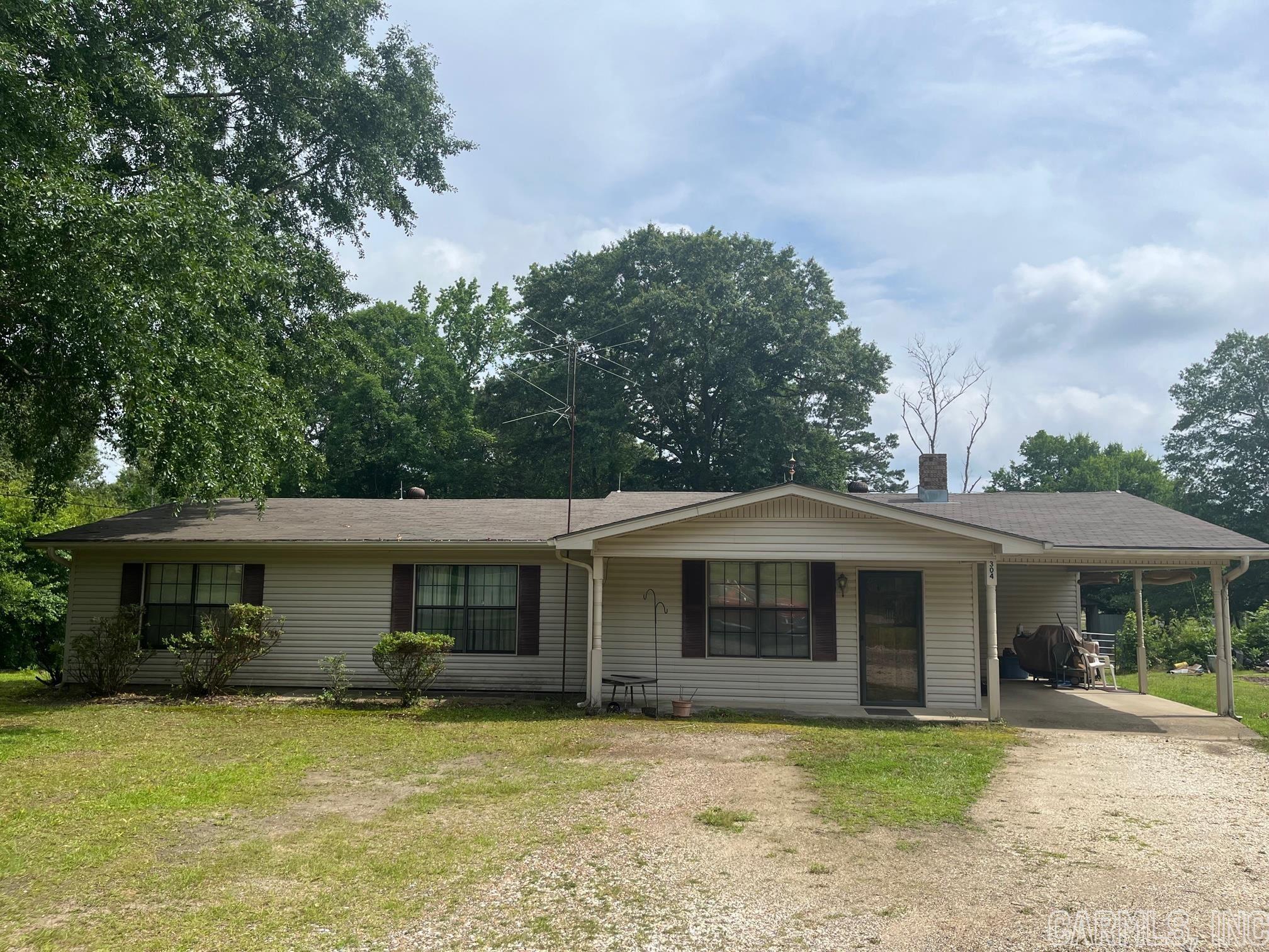 Wonderful well kept home on 3.5 acres in the Glen Rose School District!! Has a wonderful homeplace feel but only minutes form Malvern. The home is move in ready and awaits its new family.