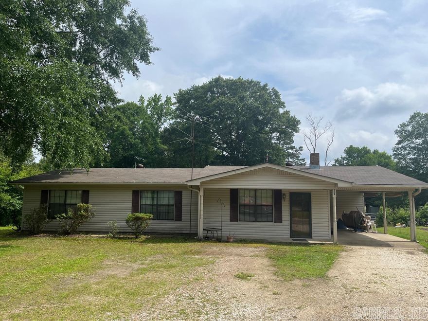 Wonderful well kept home on 3.5 acres in the Glen Rose School District!! Has a wonderful homeplace feel but only minutes form Malvern.  The home is move in ready and awaits its new family.
