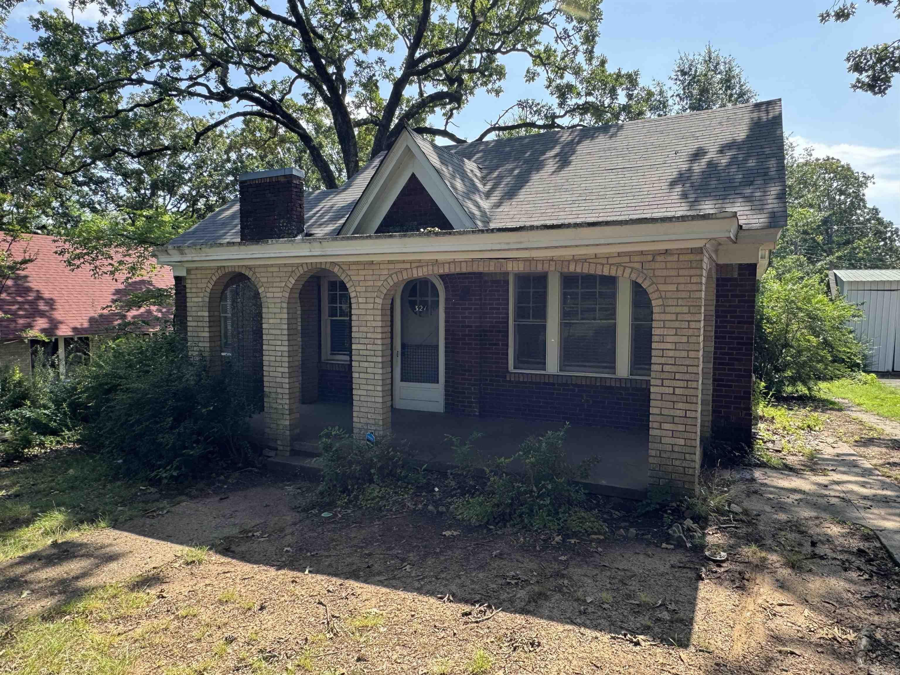 Charming 2 bedroom, 1 bathroom home with a spacious layout, stylish updates, and an unbeatable location. Itās the perfect long-term rental for professionals, small families, or anyone seeking comfort and convenience.