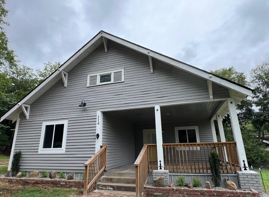 Sweet Gem on Ozark! Close proximity to Arts, Parks, & Downtown. Come enjoy the large front porch as the Sun peeps over East mountain while enjoying the slopes of West Mountain beauty.  Escape to your very own "FUN SHED" contemplating in front of the aura of your fireplace being one with nature.