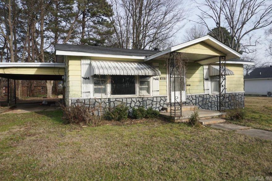 3 Bedroom, 1.5 Bath Frame home. Needs a little TLC, perfect investment property.
