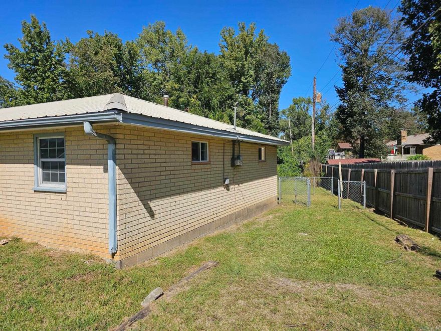 Looking for a home to rent in the Jacksonville area. This 3 bed 1 bath duplex is available. The property is conveniently located to everything Jacksonville has to offer and just minutes away from the interstate.