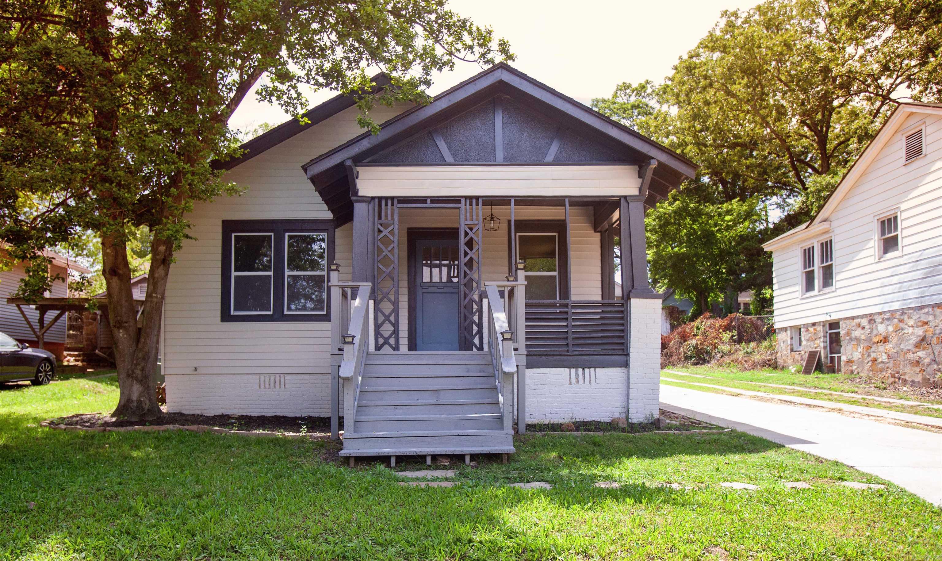 Cute and cozy 2BD/1BA. Move ready! Back deck that is perfect for hosting and enjoying those beautiful Arkansas days. Living room has lots of windows letting in tons of natural light. Granite countertops in kitchen.