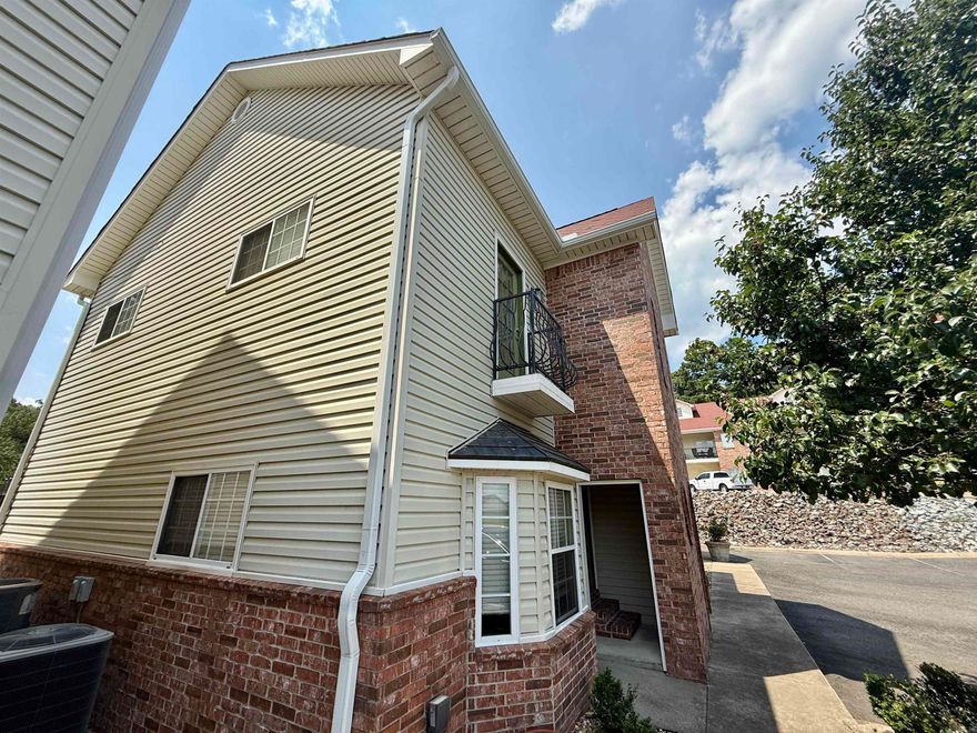 This centrally located condo in Hot Springs offers direct lake access and is perfectly situated near some of the city's best restaurants, shopping, and entertainment. Nestled in a desirable, well-maintained area, this unit provides the perfect blend of convenience and relaxation, whether you're enjoying a peaceful day on the water or a fun night out on the town. Don’t miss your chance to own a piece of paradise in one of Arkansas’s most scenic and vibrant lake communities!