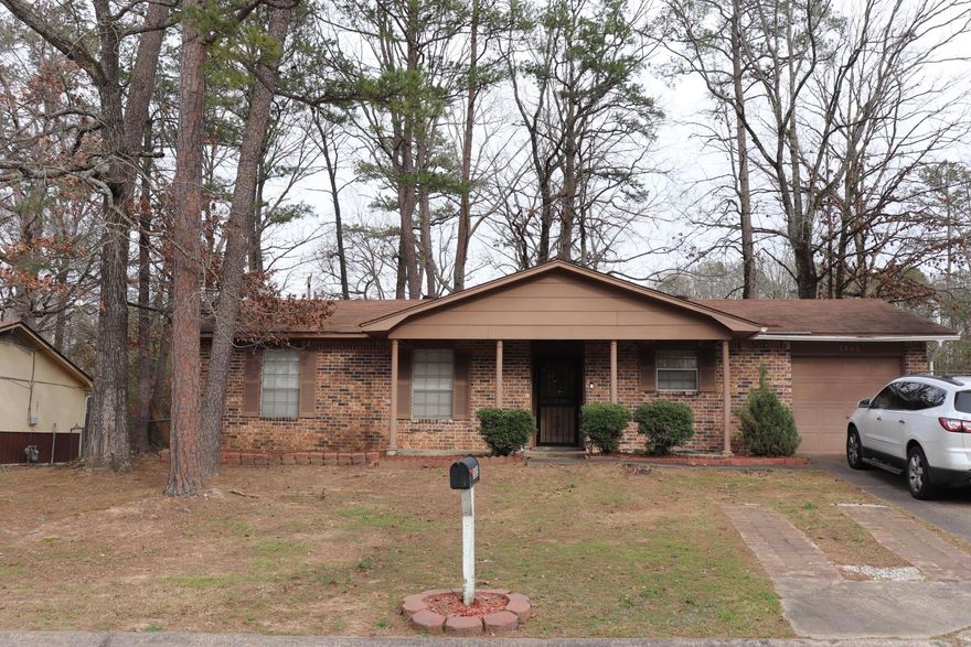 Super cute home recently updated! Close to plenty of shopping & restaurants! Perfect for First-Time Homeowners, Investors, or Buyers looking to downsize! This beauty comes with an oversized fully fenced back yard located in a cul-de-sac! Must see to appreciate! Schedule your private tour today!