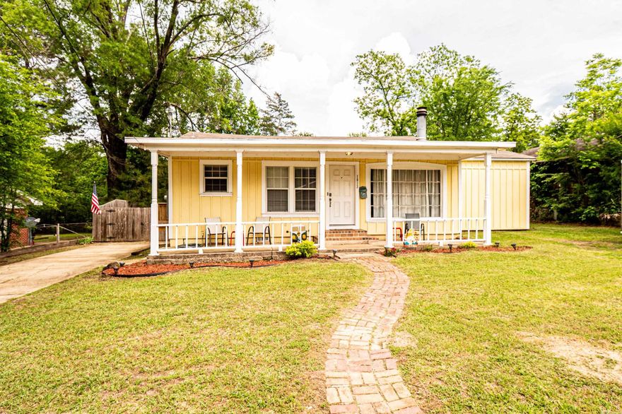 Come check out this adorable home perfectly suitable for first time homeowners, investment property, or anyone looking to downsize! Property address is 1013 Moore Ave. El Dorado, AR 71730