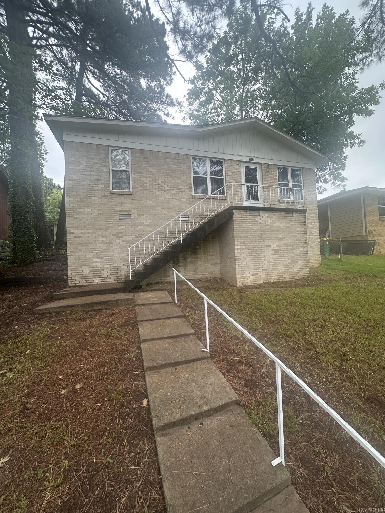 Come see this North Little Rock Charmer today. This cute 3 bed 1 bath home boasts hardwood floors and tile throughout as well as updated windows! This will make a great home for a first-time buyer or an investment property. Agents, please see remarks.