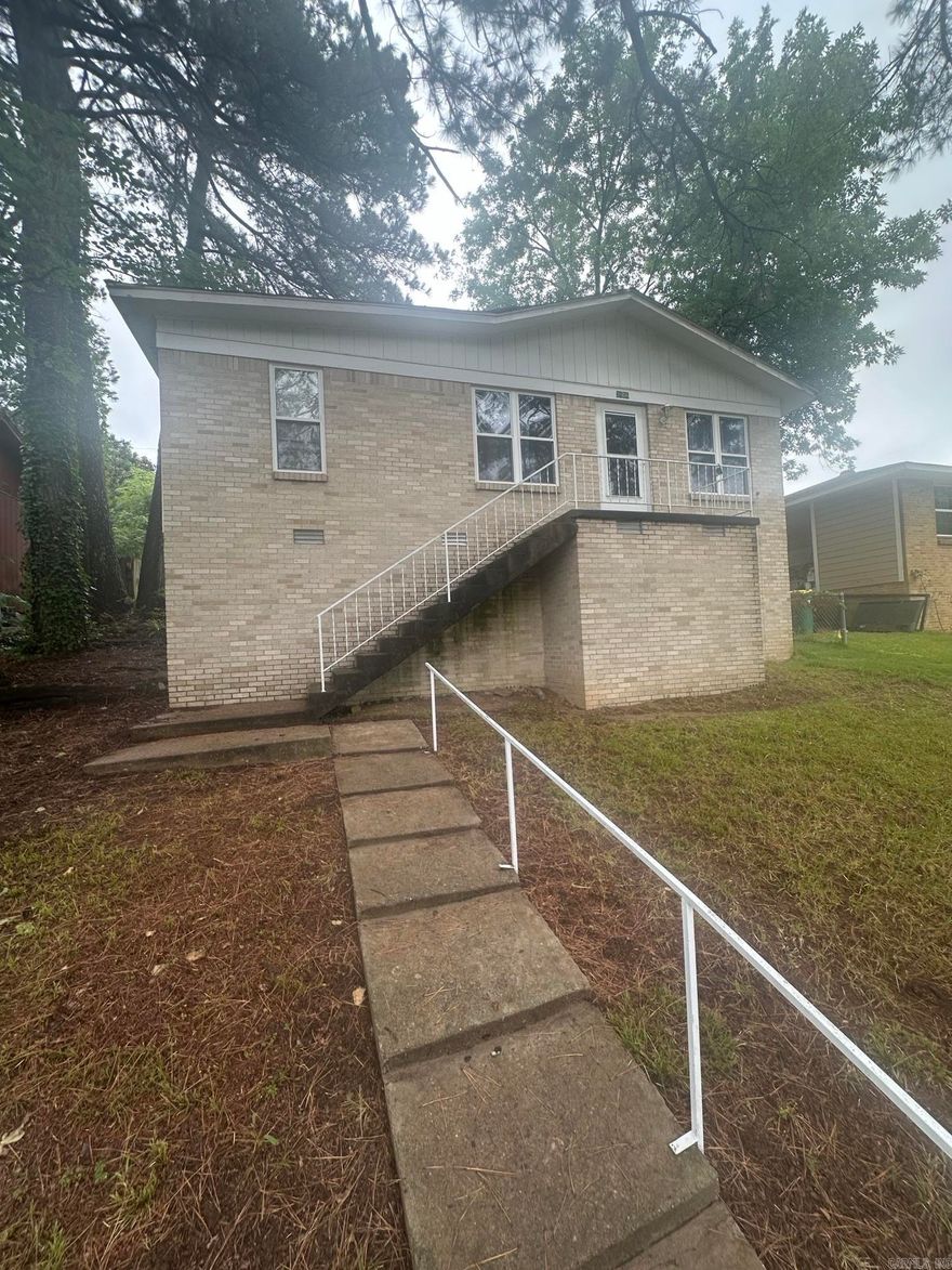 Come see this North Little Rock Charmer today. This cute 3 bed 1 bath home boasts hardwood floors and tile throughout as well as updated windows! This will make a great home for a first-time buyer or an investment property. Agents, please see remarks.
